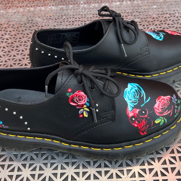 Doc Marten black  flowered lo tops, ladies size 9, Versatile Classic lace ups - Picture 4 of 12